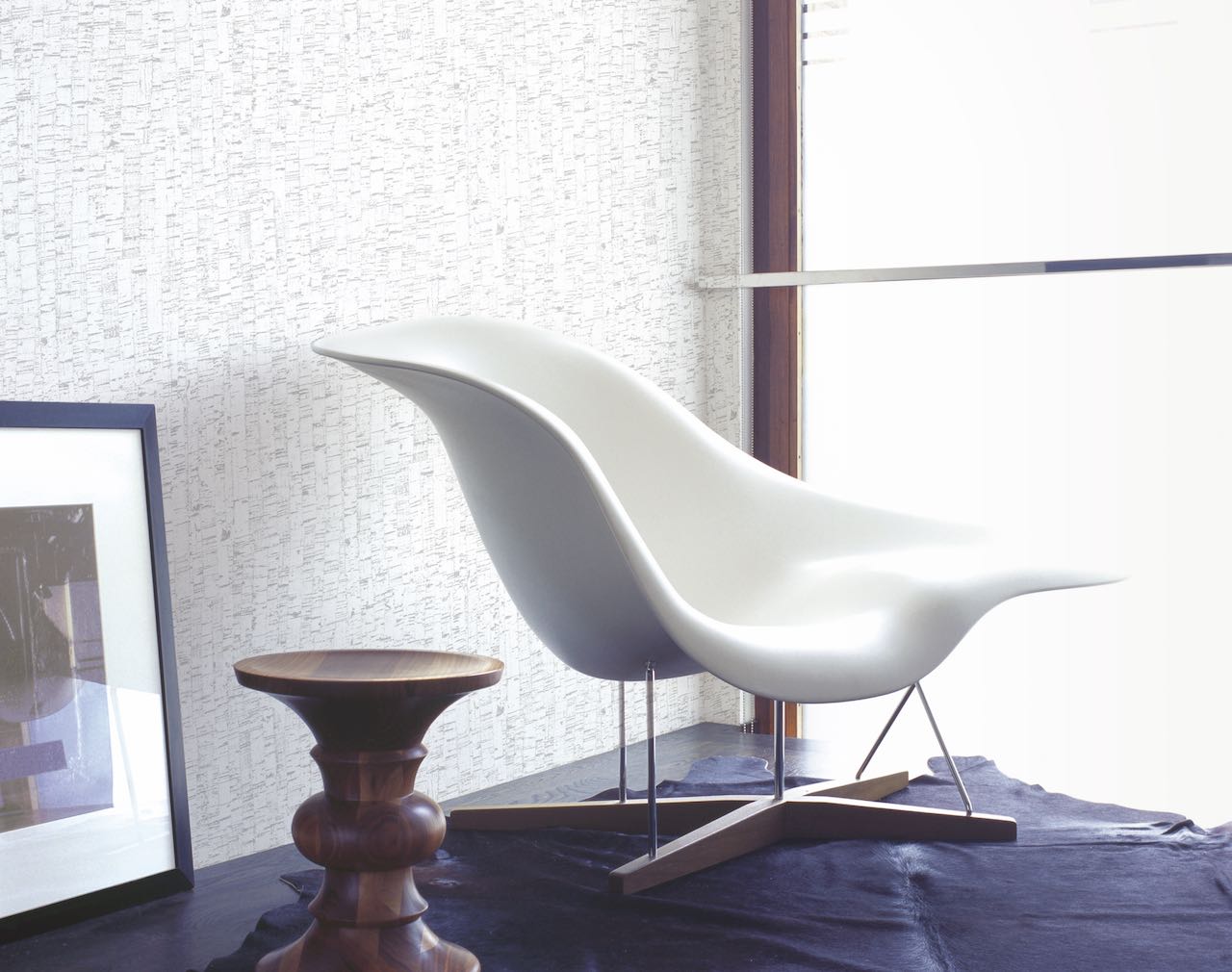 Charles and Ray Eames Le Chaise next to window THE SERENDIPITY VOL2. SR210701 - Image 2